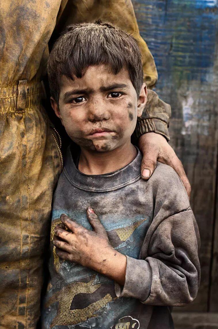 Steve McCurry是美国纪实摄影家，以色彩浓烈、构图严谨的人像作品著称，