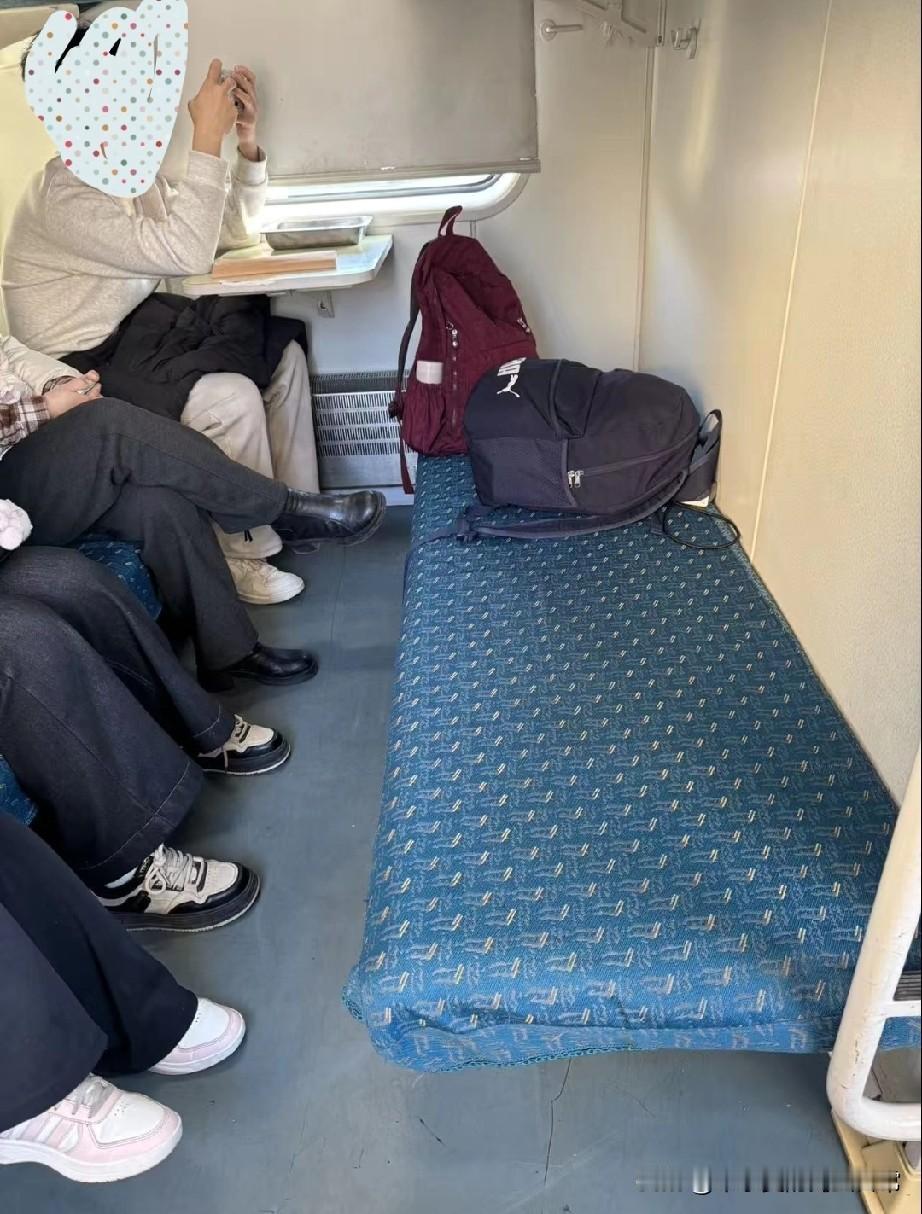 好尴尬
同样的硬座，我在这躺着，属实有点不好意思

今天赶车去外地，一上火车，结