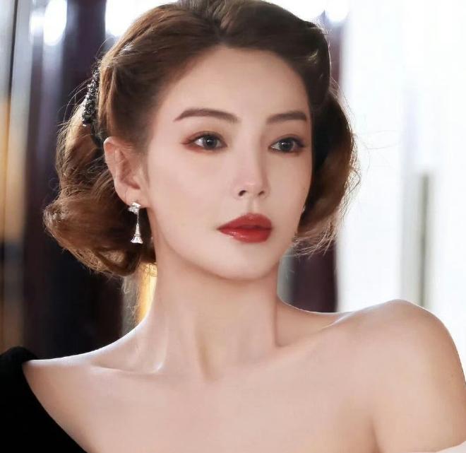 张雨绮，忍不了了！4月1日愚人节，演员张雨绮直播时，完全忍不住了，直接情绪失控了