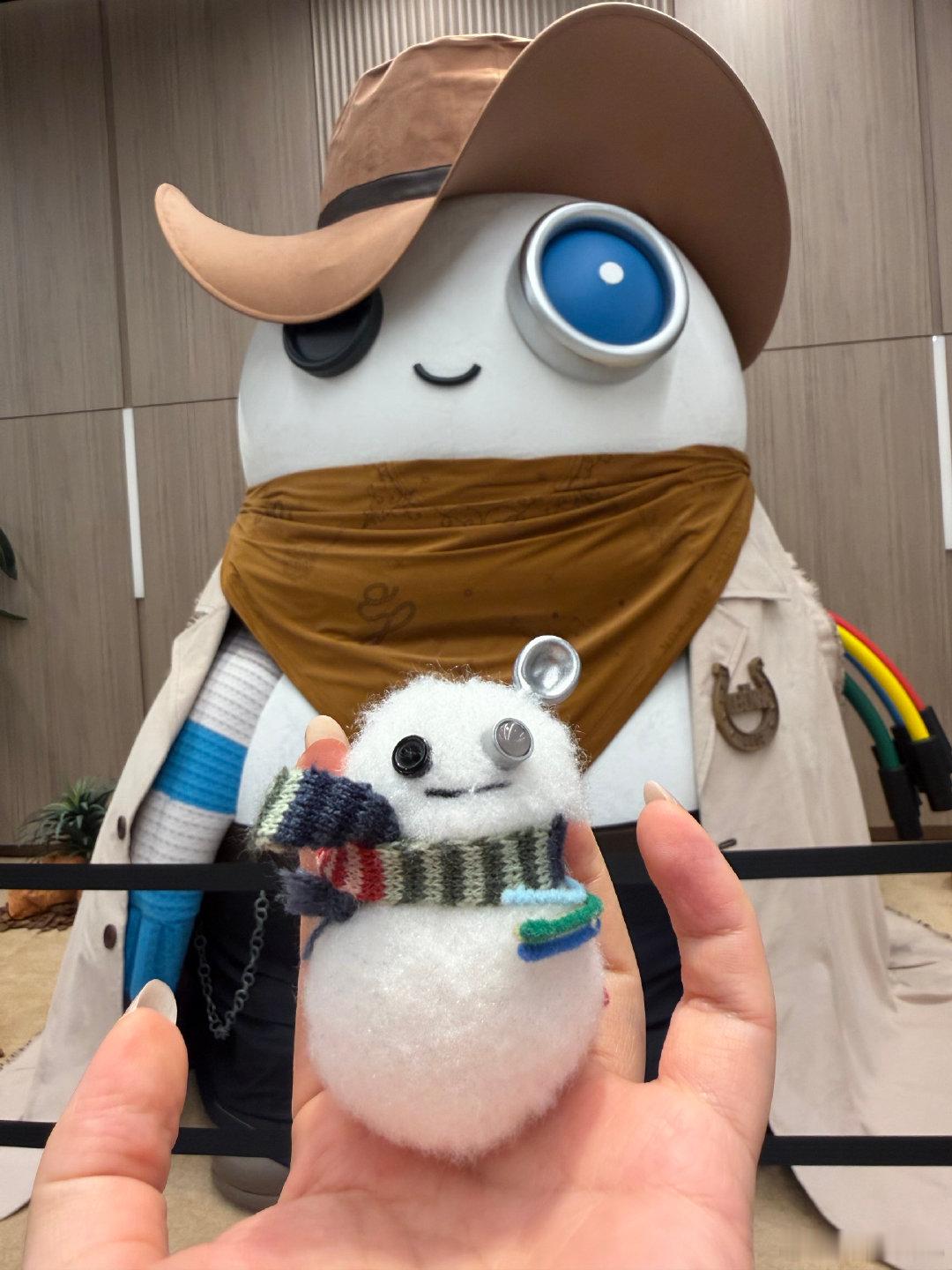 巨型coldy在蔡徐坤演唱会站岗 抵达现场邂逅惊喜，巨型牛仔Coldy驻守场馆，