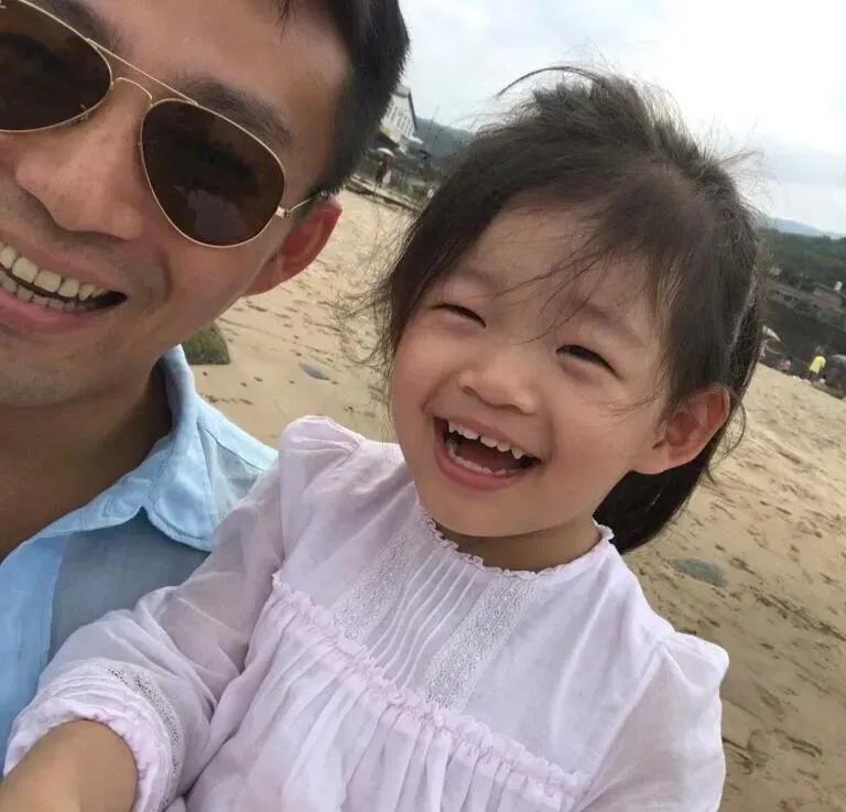 女儿竟然一点儿也没像爹，倒是挺像妈妈的，尤其是那单眼皮，不过目前确实没有妈妈好看