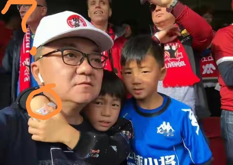 我怀疑过董路搞青训是为了赚流量变现
也怀疑过他是靠消费家长信任割韭菜
但唯独没想