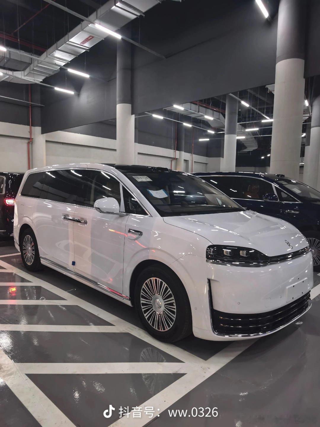 智界v9 白色实车，比之前拍出来的好看多了，显大