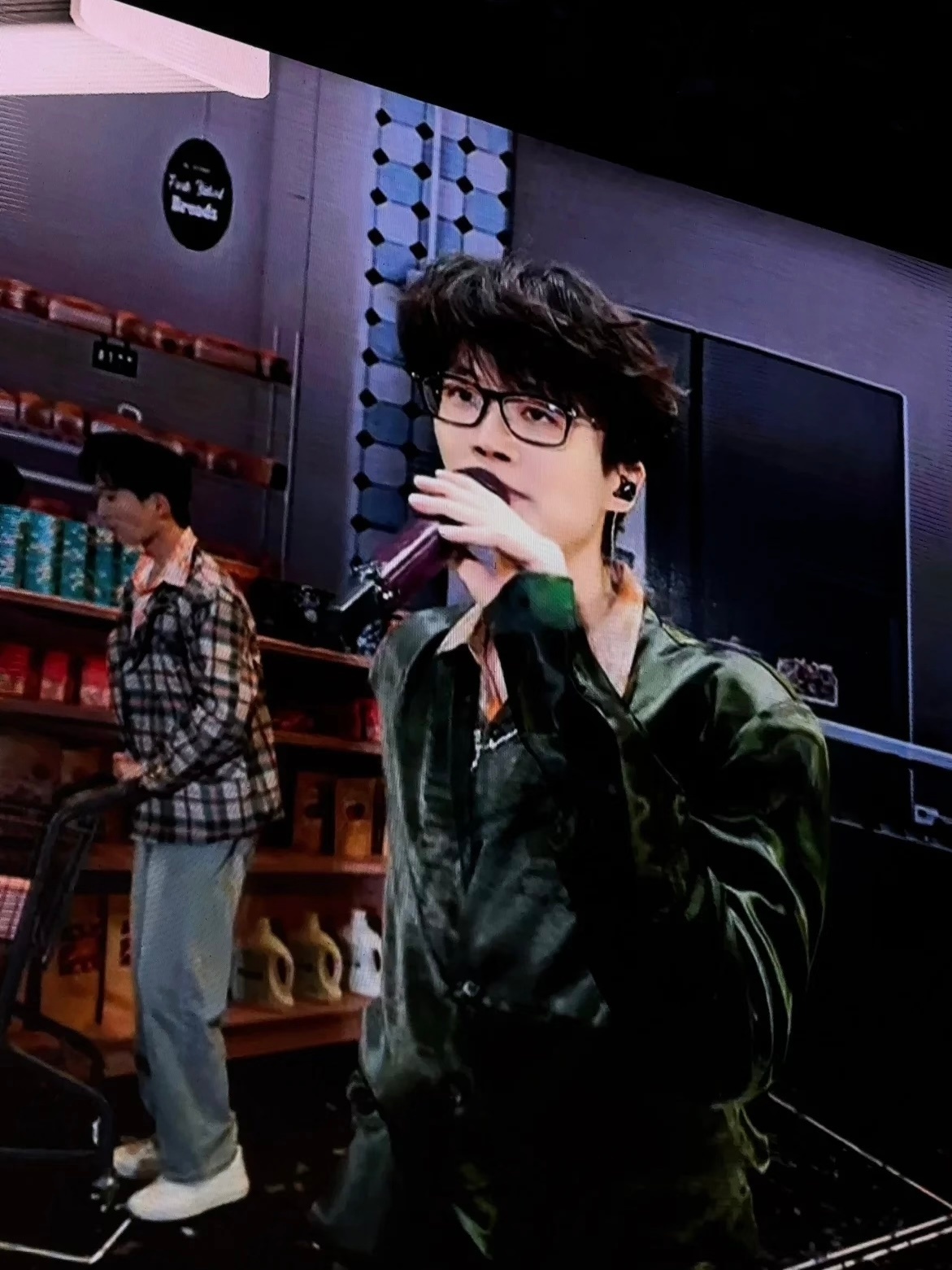 许嵩墨绿色掐腰衬衫许嵩湖州演唱会妆造大上分！墨绿色掐腰衬衫好帅啊受不了了～许嵩你