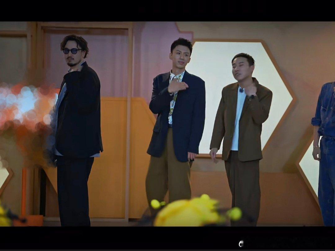 Bee疯糖全员复刻王传君拜佛名场面 名场面复刻天花板了吧，Bee疯糖全员配合超默