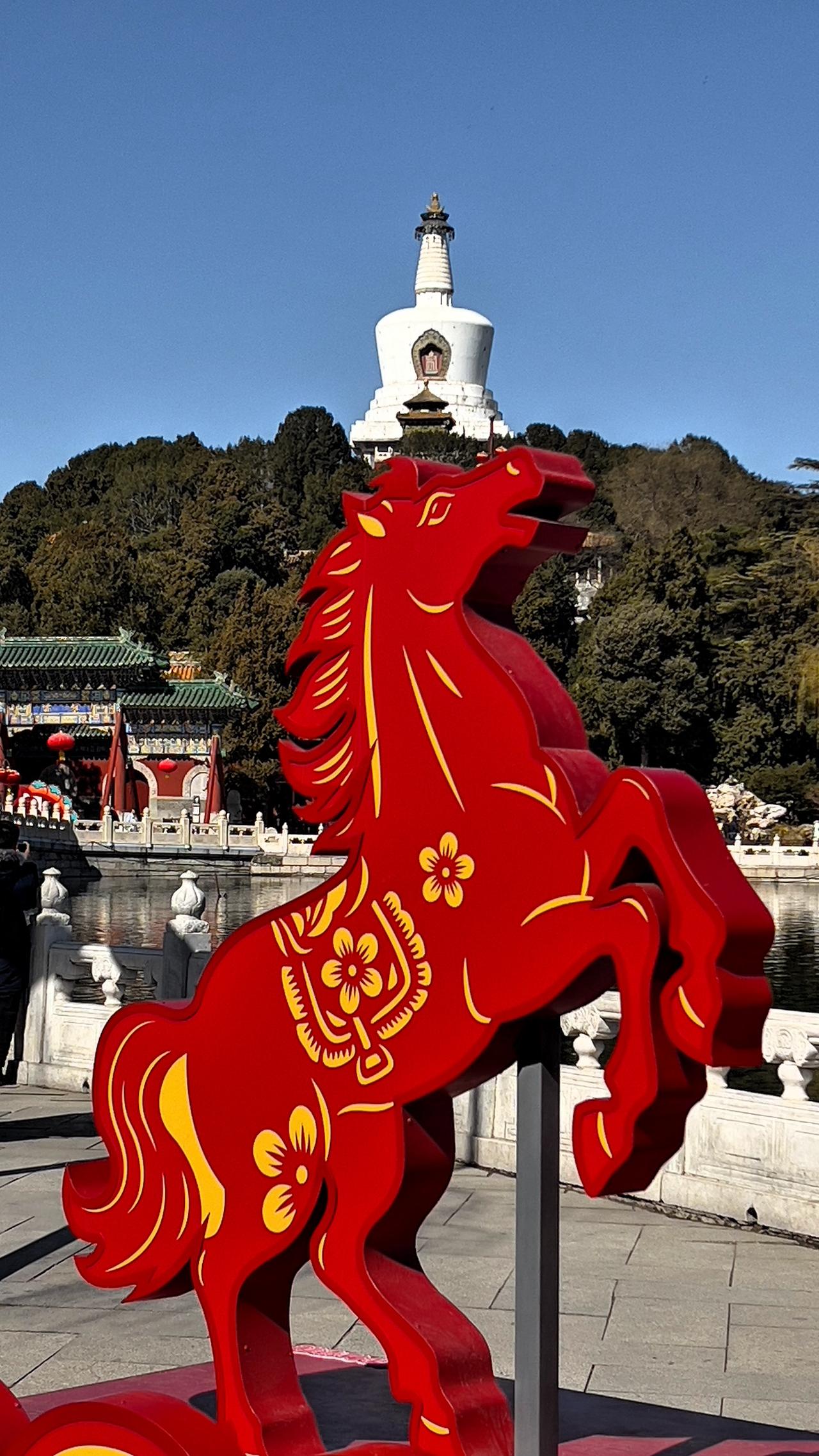 【原创】红马跃白塔，古寺映清波。