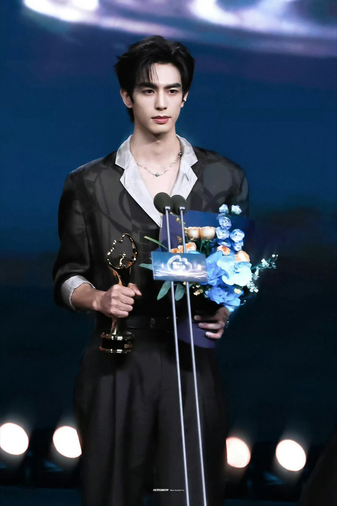 宋威龙陈哲远对视害羞了 宋威龙抿嘴笑和陈哲远低头笑，杀伤力太强了哈哈哈哈 