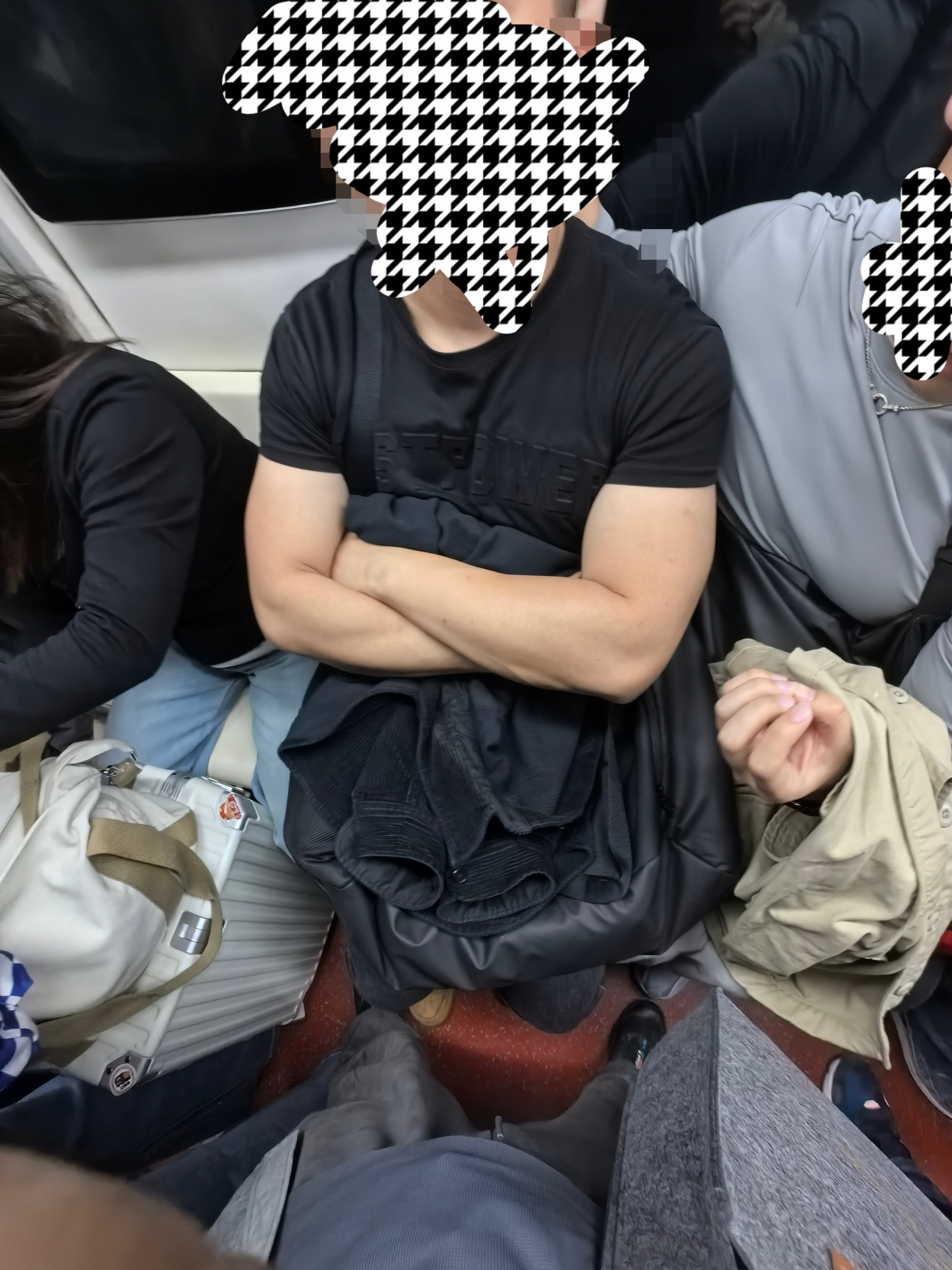 刚刚，从北京出差返程西安，坐地铁回家路上，看到个事，感慨一下。地铁座位一排只能坐