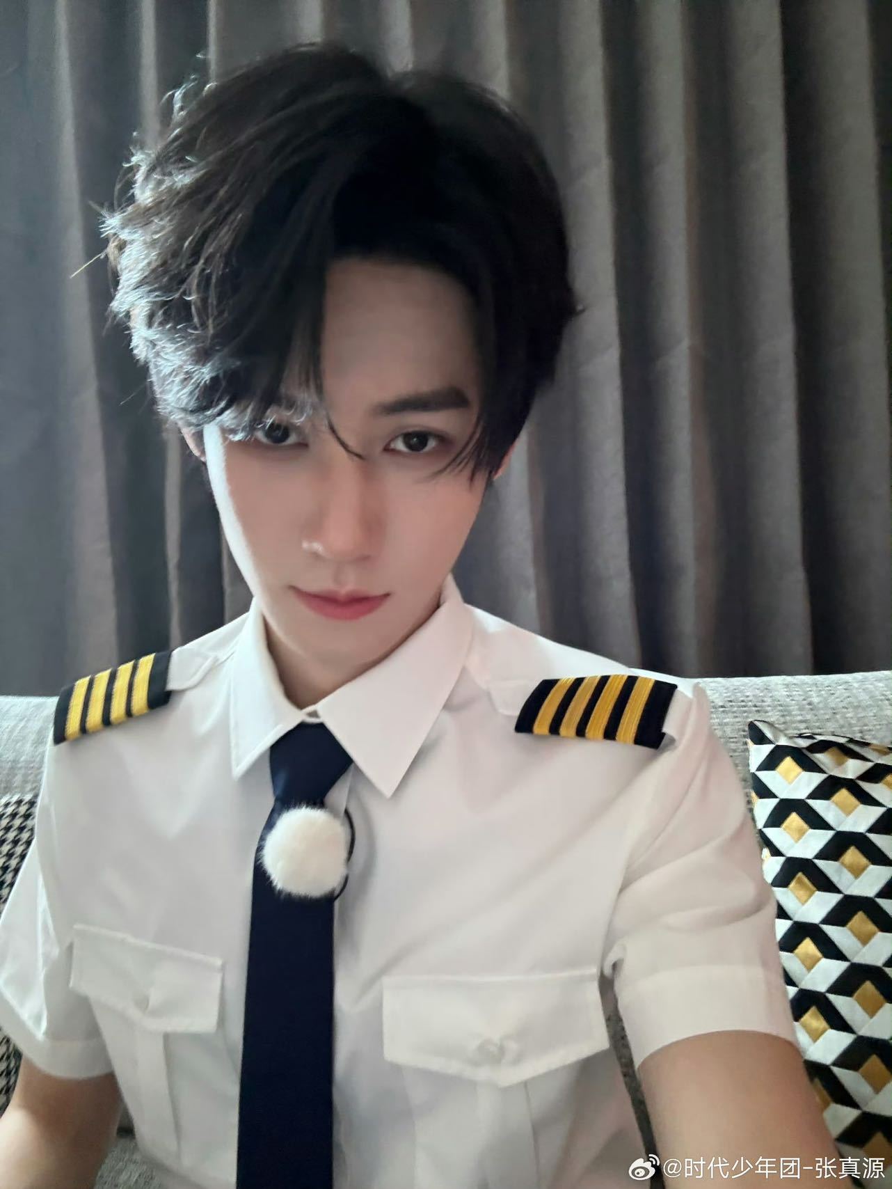张真源再演机长张真源奔跑吧机长2.0张真源新中式写真张真源再次以机长形象亮相奔跑