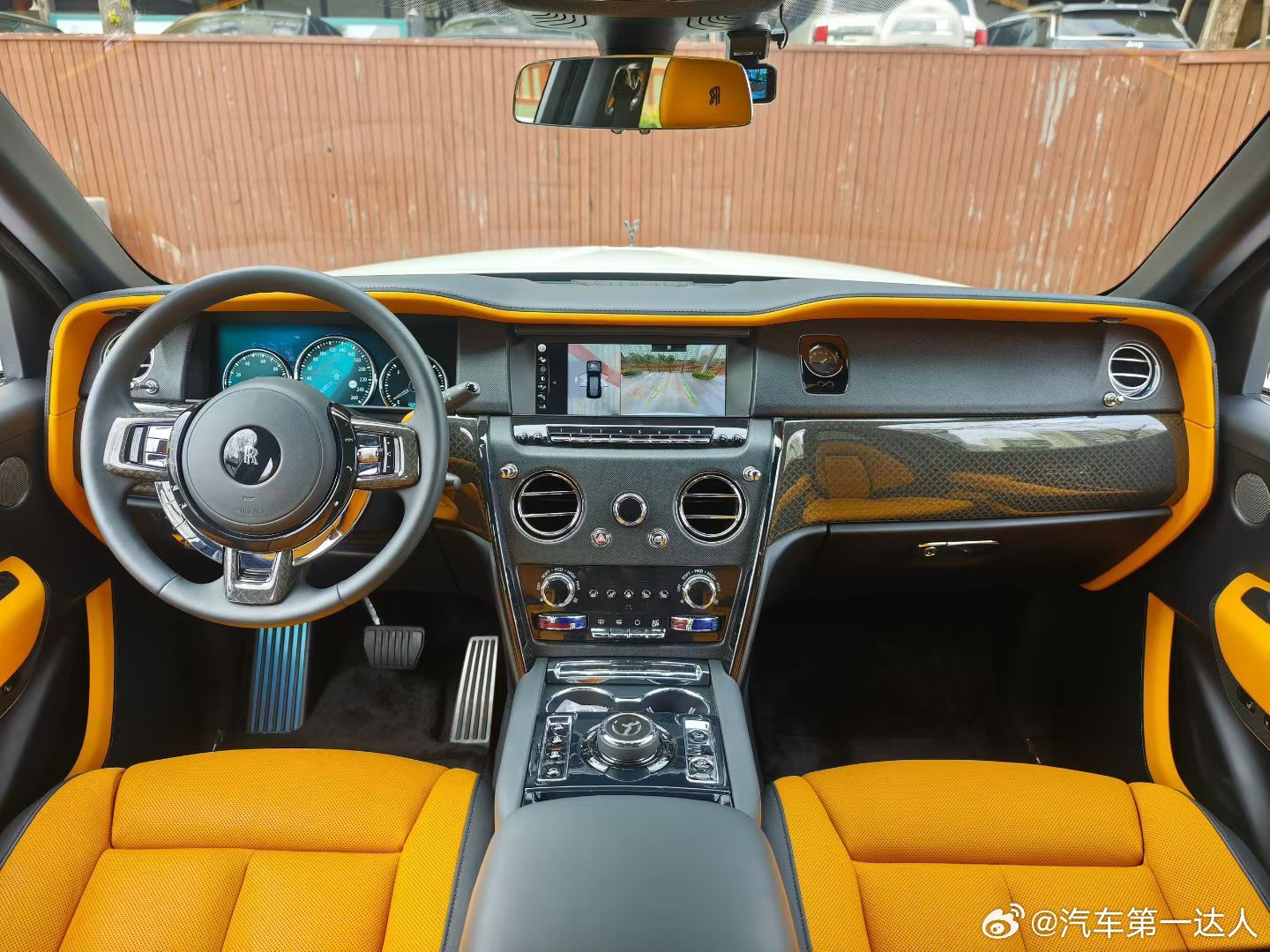 库里南BB版5座，高定版配色，白外锻造黄内，后排桌板 星空顶 