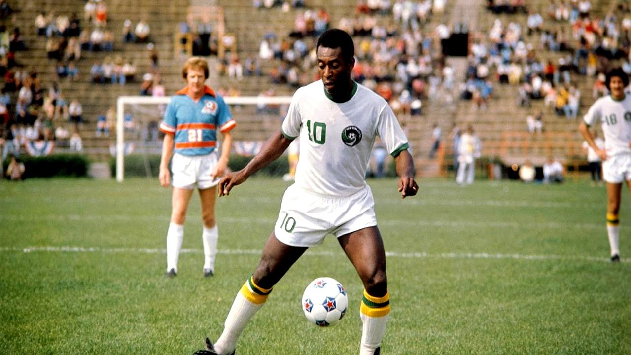 当年，贝利在桑托斯狂飙的时候，你知道他的进球数有多可怕吗？一人一俱乐部打出上百场