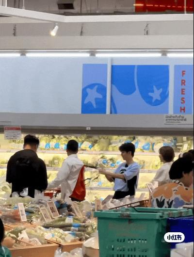 好多人在泰国偶遇，凯大厨有在认真挑选食材王俊凯中餐厅瞿颖王俊凯中餐厅同框