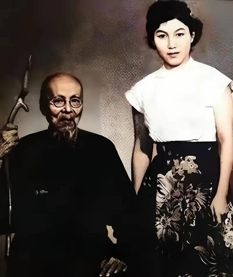齐白石与新凤霞之间的忘年交关系复杂且微妙。
从齐白石初见新凤霞时的失态，到认干亲