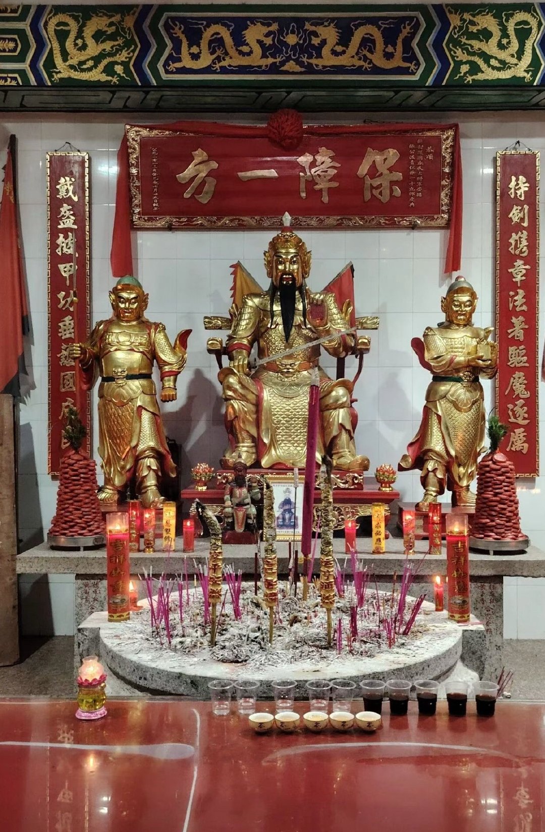 人有三年旺，神鬼不敢撞。贵人要登门，半点不由人。人穷不会穷一世，人富不会富百年。