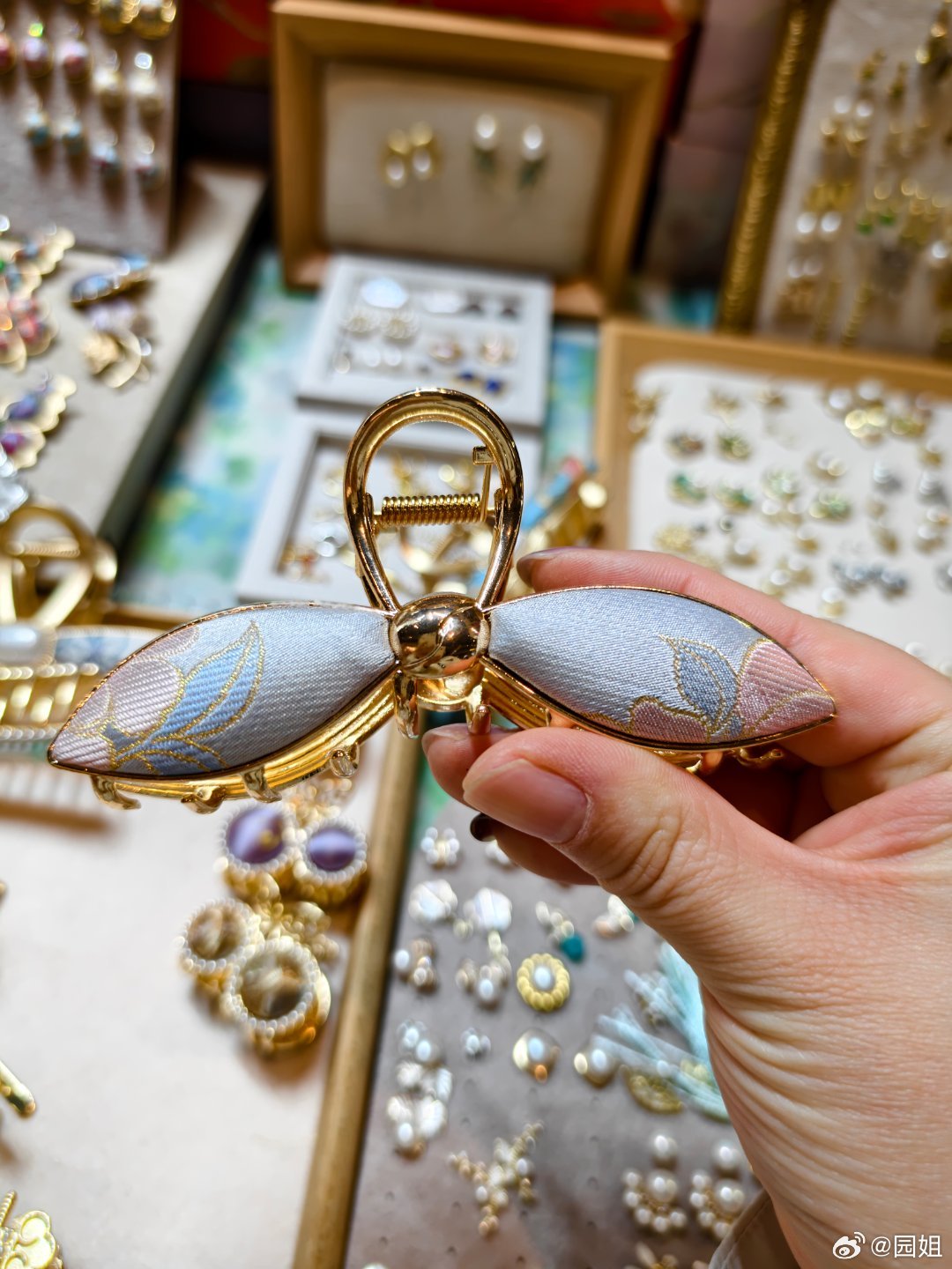 来了苏州第一件事就是逛街，明天跟小姑子约会，给她挑点礼物。你们说哪个好看