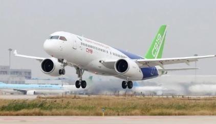 美国这一刀捅的可真够狠！一刀直插C919命脉，中国的商飞C919客机，交付目标被