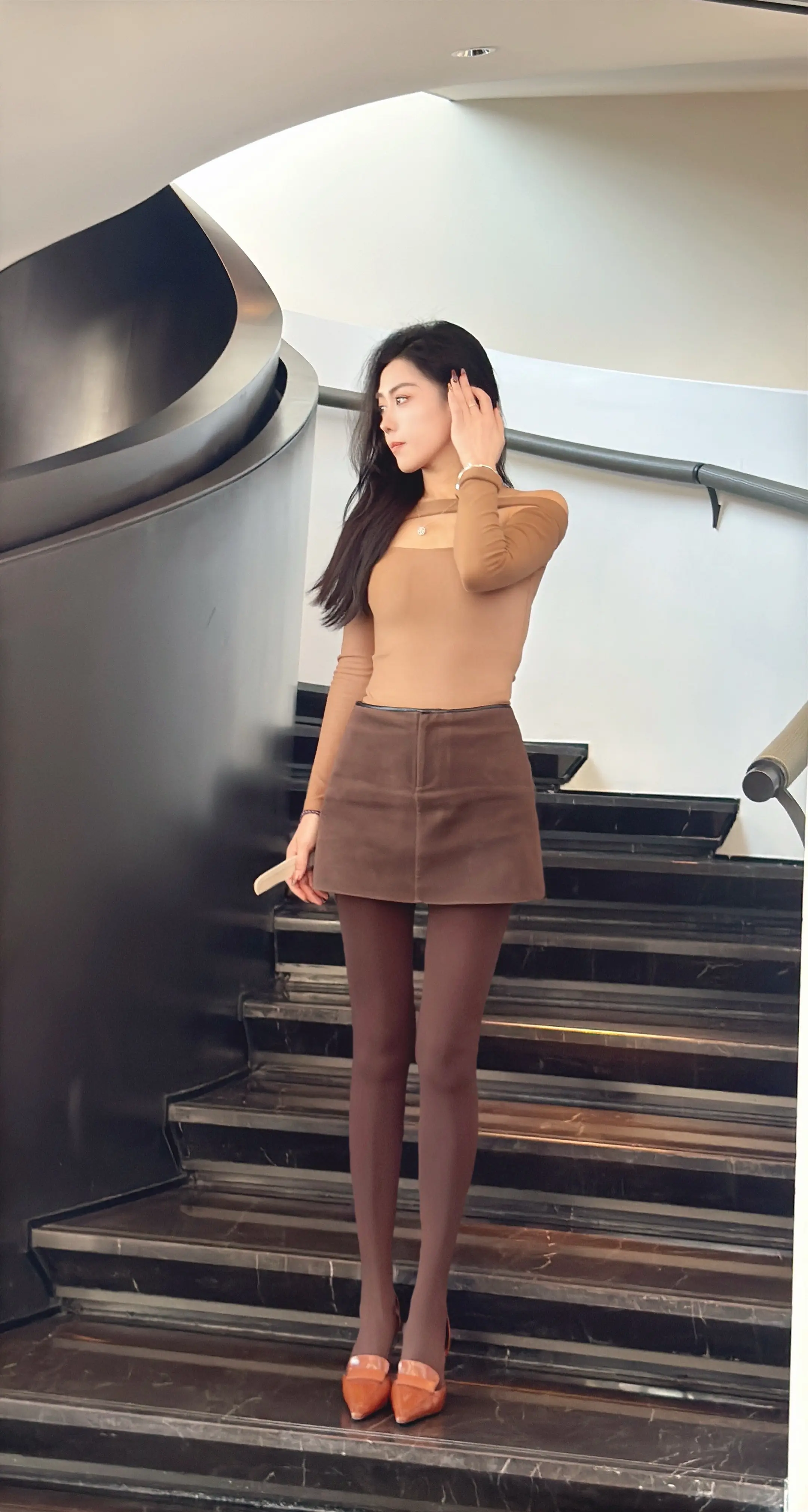 慢热、沉默、喜欢独处、三观正。