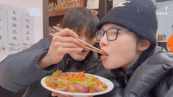 谁懂凌晨三点的中央大街糖分超标啊！路灯把两人影子拉得老长，挽手啃马迭尔冰棍的剪影