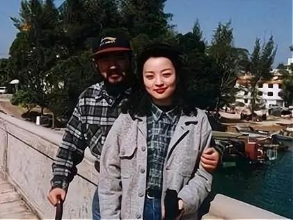 张纪中和两任妻子恩爱瞬间，他帅不帅不重要，重要的是他的前妻和现任跟他合影时都笑靥