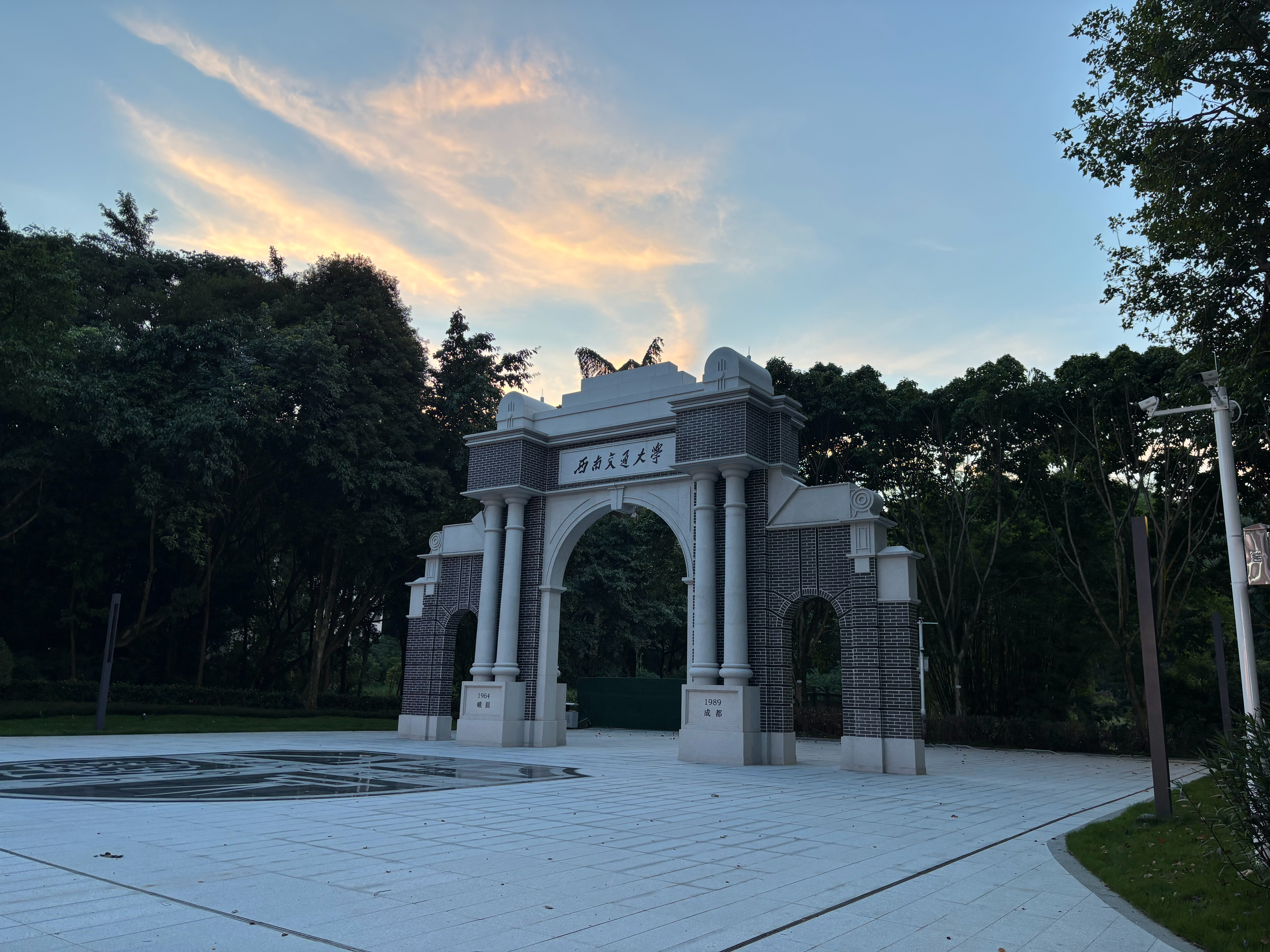 西南交通大学峨眉山校区。这是多少人的母校？西交大也算川内比较好的211大学。仙山