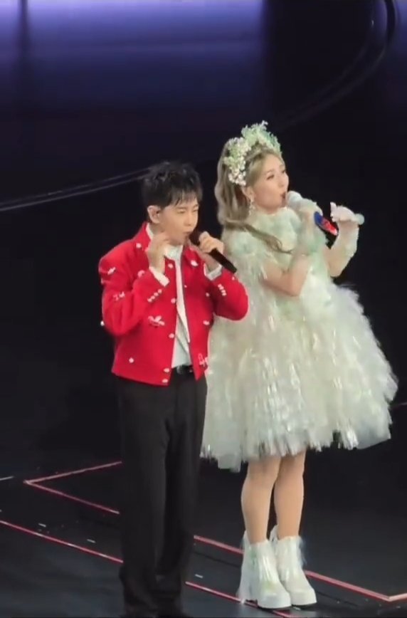谢娜林志颖合唱谁的青春里没有林志颖的老歌，如今在谢娜演唱会现场真人同台开唱，回忆