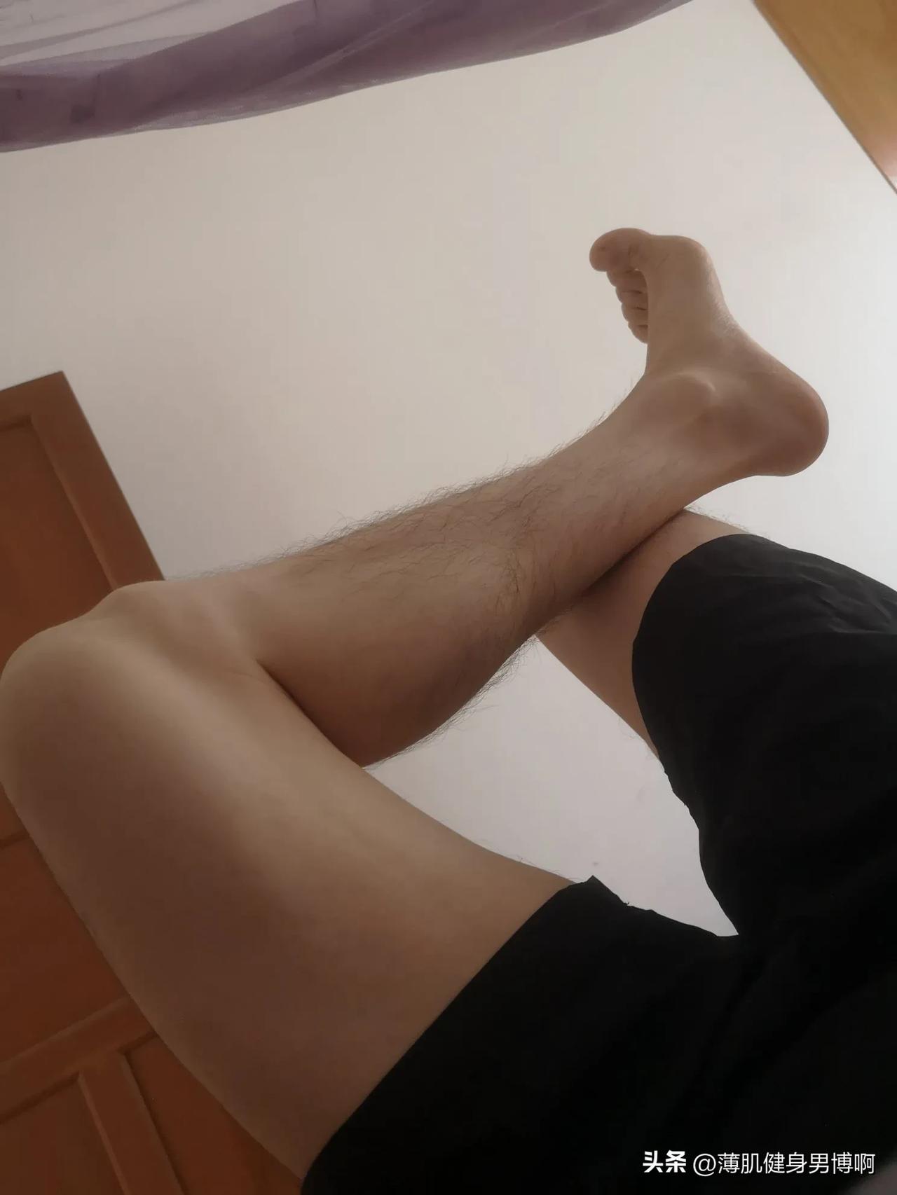 早餐吃早了，日常健身锻炼动作还没练完！
简单做了三组弓步蹲，一组深蹲。
不知道是