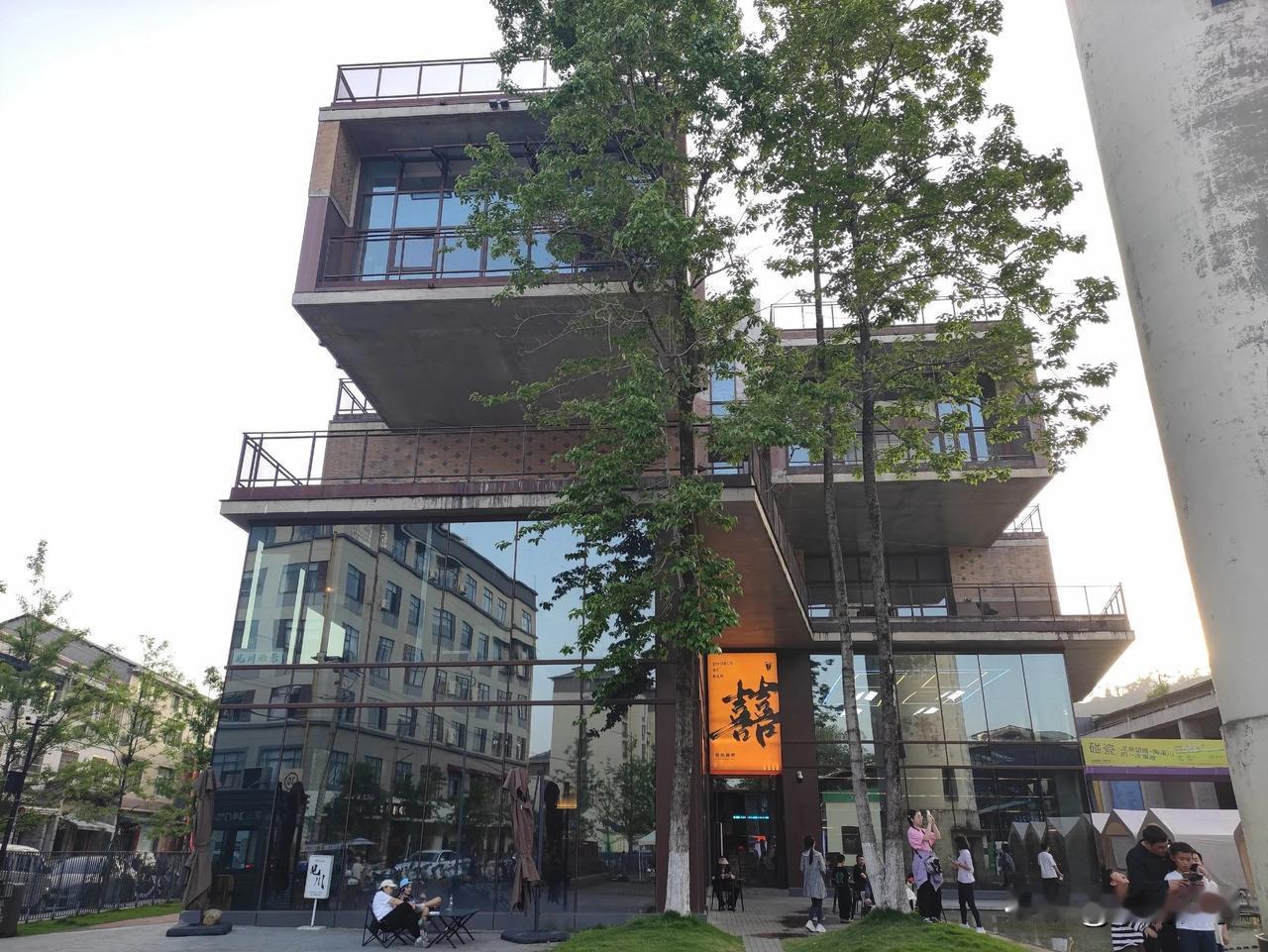 龙泉望瓯.陶溪川创意园，美术馆、创意集市、艺术空间集一体的创意园，走进这个创意园