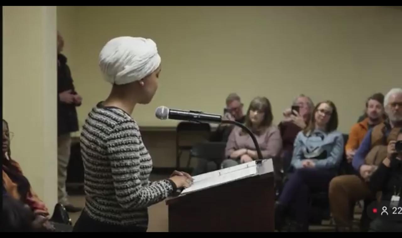 当地周二晚间，在明尼苏达州美国明尼阿波利斯市，一名男子冲向明尼苏达州民主党众议员