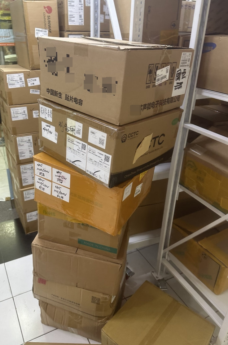 【MLCC价格冰火两重天】撕胶带、装货、封箱，上海赛格电子市场内，多家电子元器件