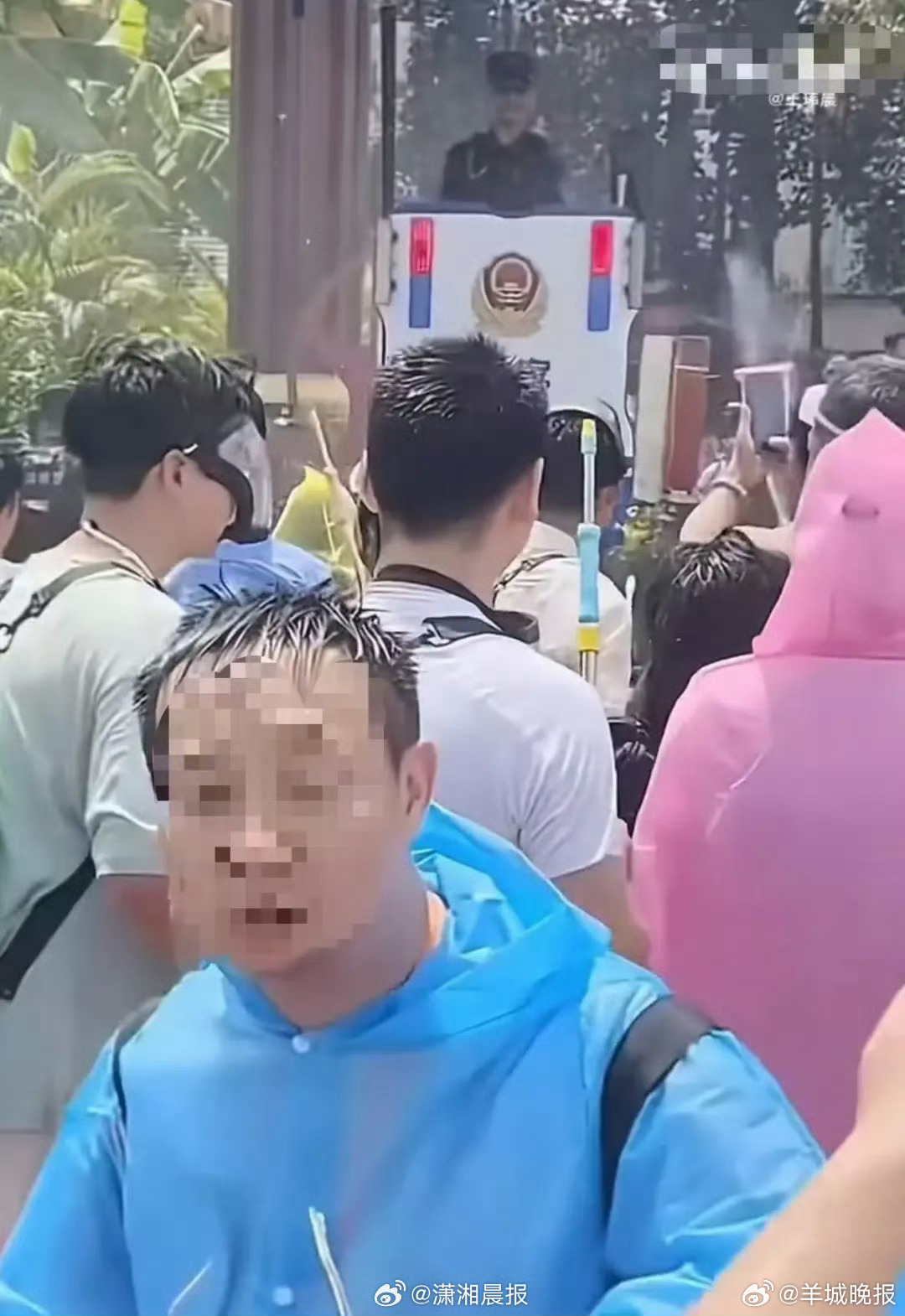 【云南泼水节#警察执勤点贴出勿泼水告示仍被泼#，#当地回应警察执勤点贴告示仍被泼