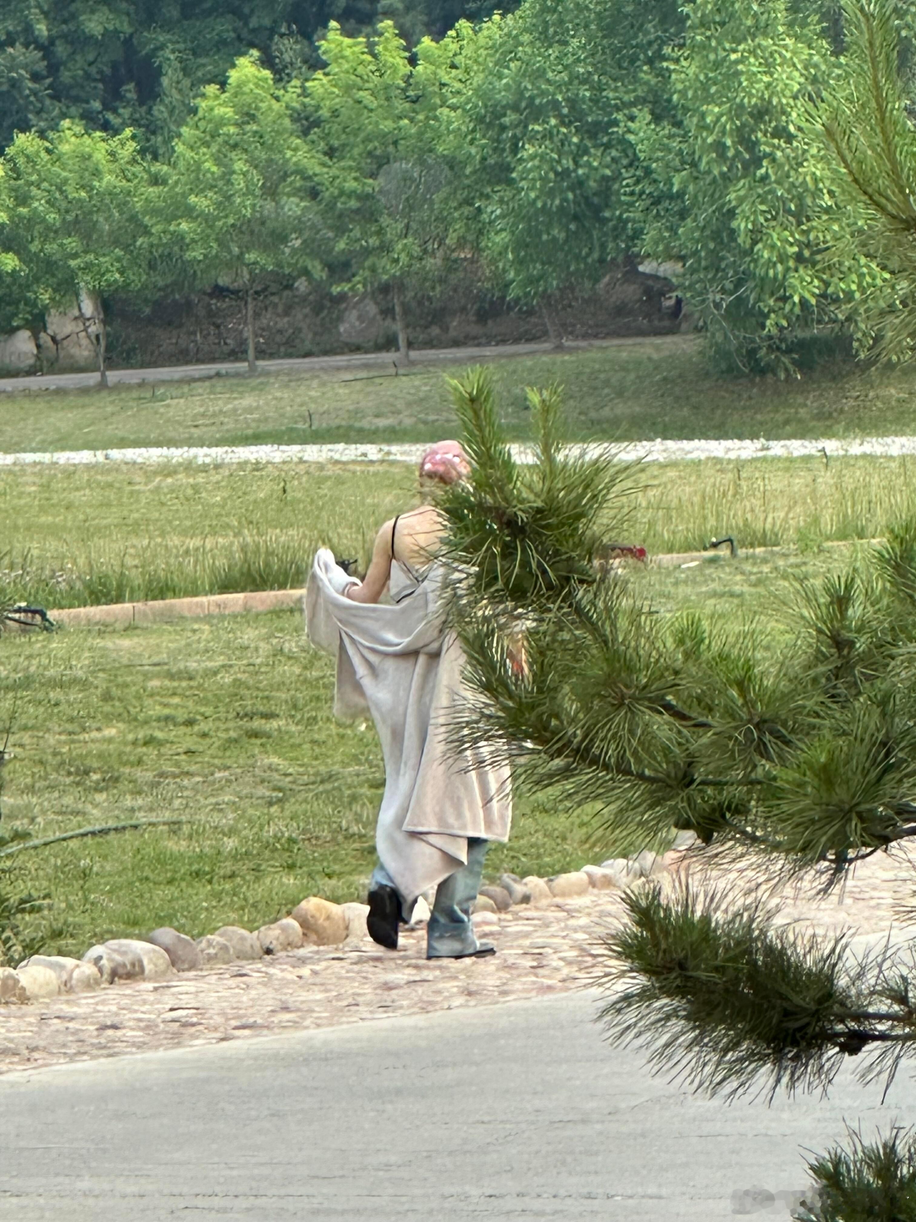 全上海都在偶遇赵丽颖羡慕住在上海的朋友，出门逛街买菜，都有机会轻轻松松和赵丽颖偶