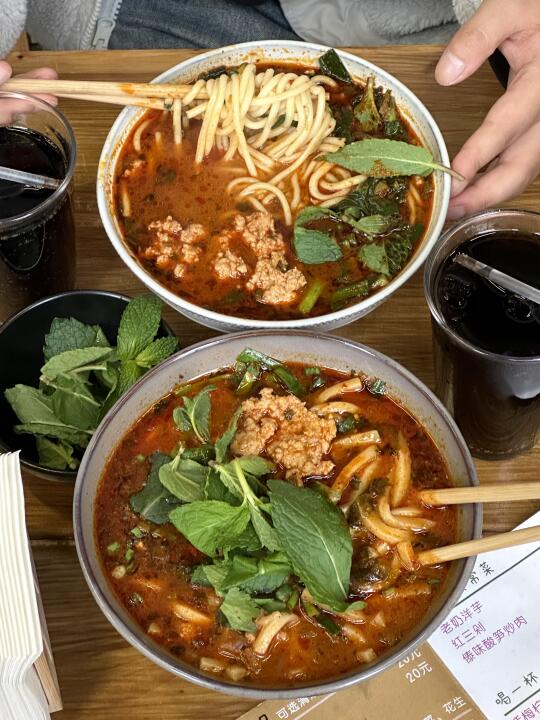成都很不起眼但好吃s了的云南小锅米线。。。