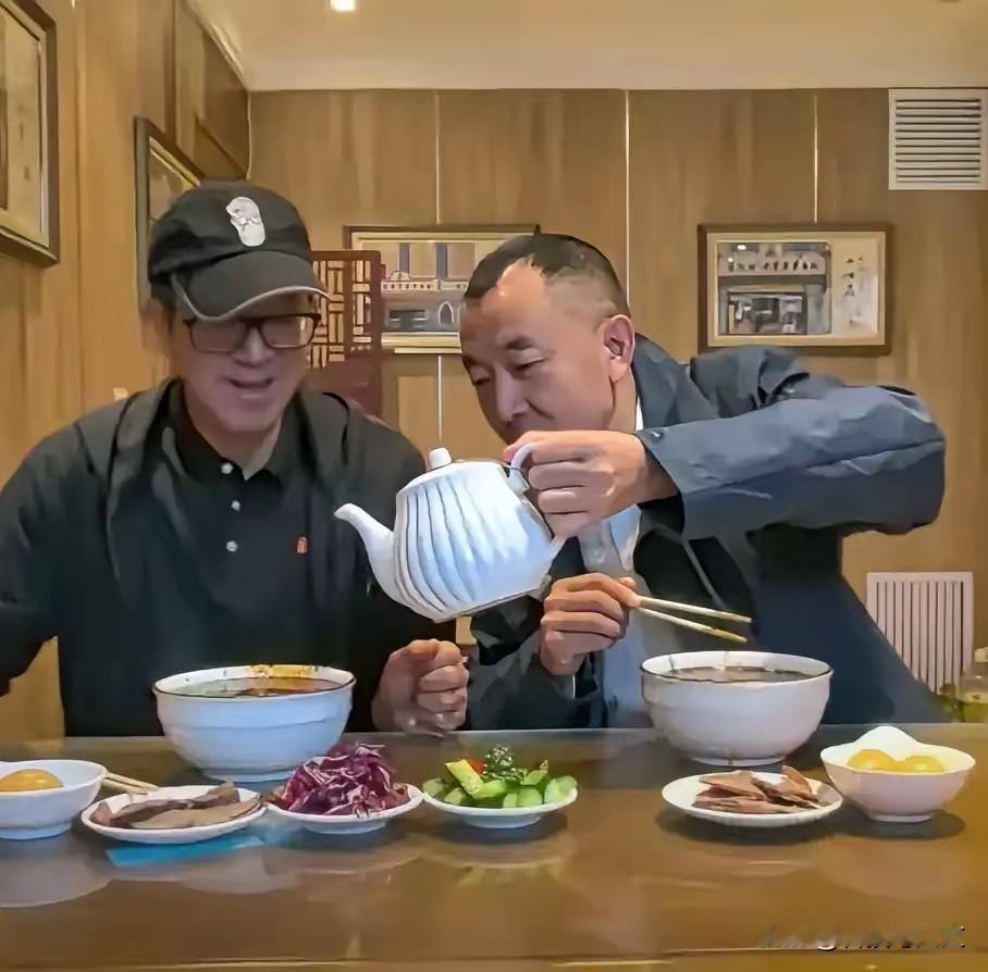 这个人活的虚伪献媚，说实话还没有老俞真实，虽然两人都以胡适为榜样，但是得到面包和