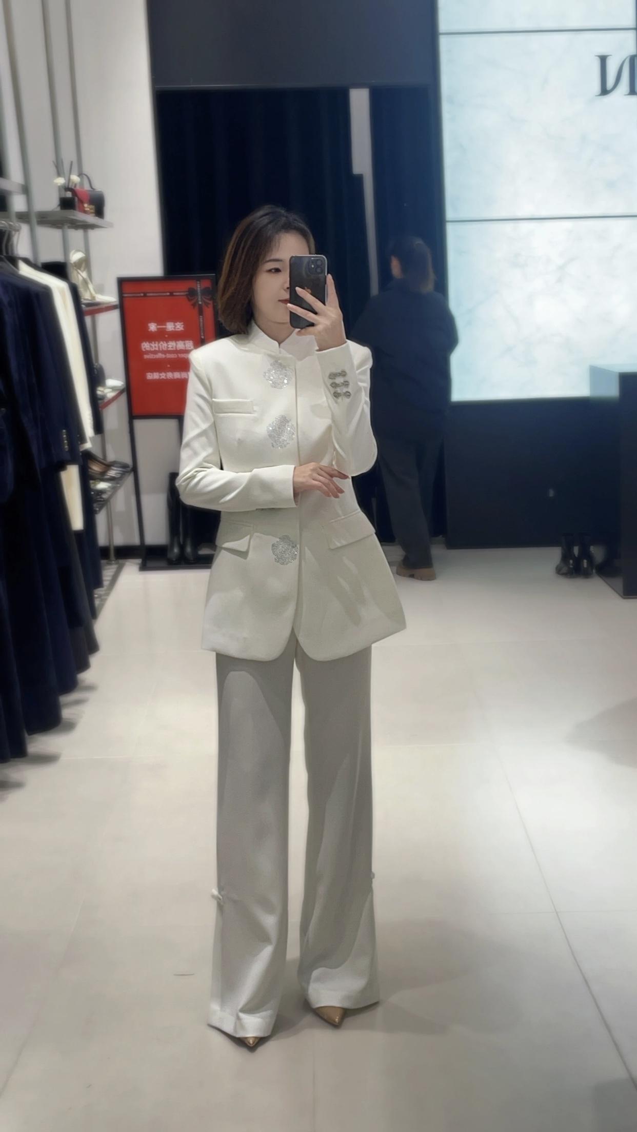 有气质的女人给人什么感觉她们会给人很自信的感觉，仿佛对自己充满肯定。