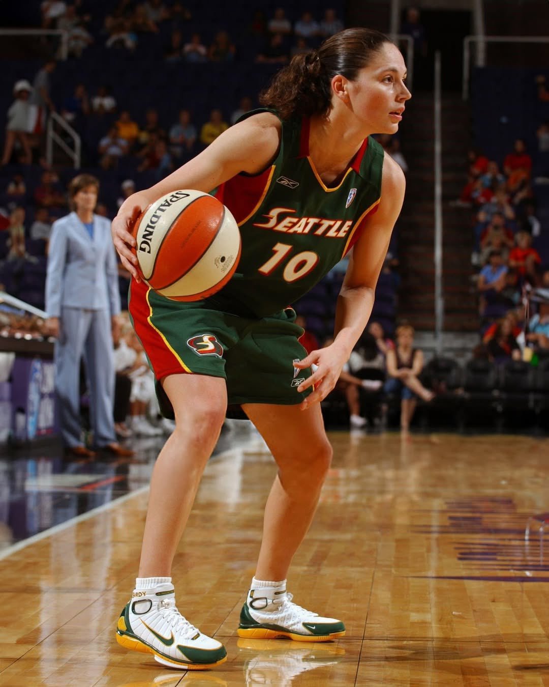 苏伯德雕像同款球鞋明年将会迎首次公开发售！伯德整个职业生涯都是耐克的签约球员，经