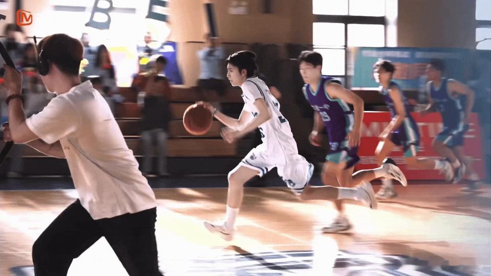 张桂源单手投篮张桂源单手投篮就问谁不会被顾晨阳帅到呢？好期待《我们的少年时代2》