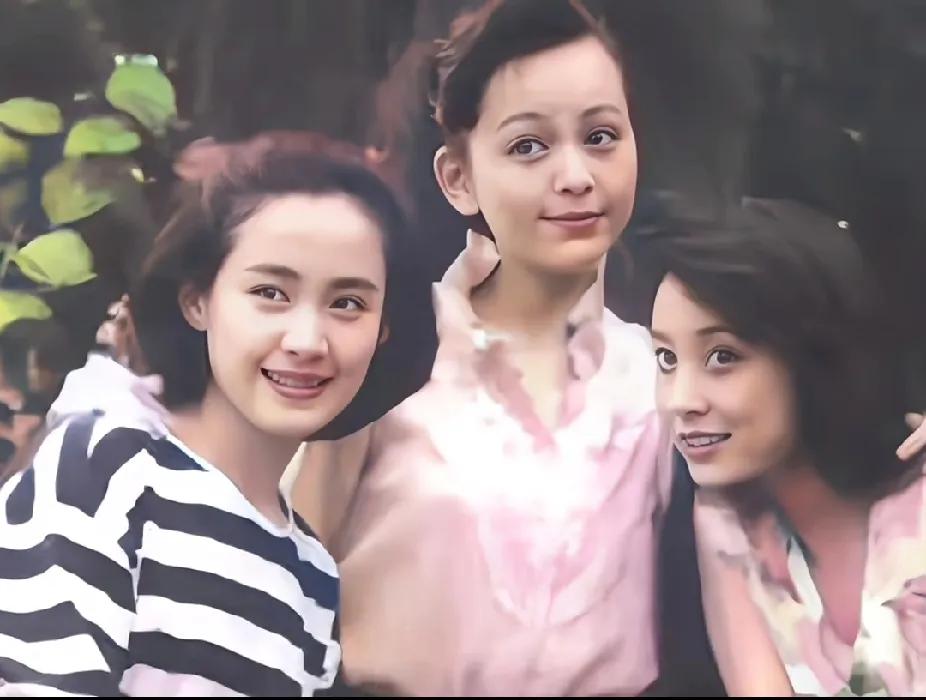 怀旧时光机 | 猜猜90年代女神们是谁
 
宝子们，刷到一张超有年代感的照片！这