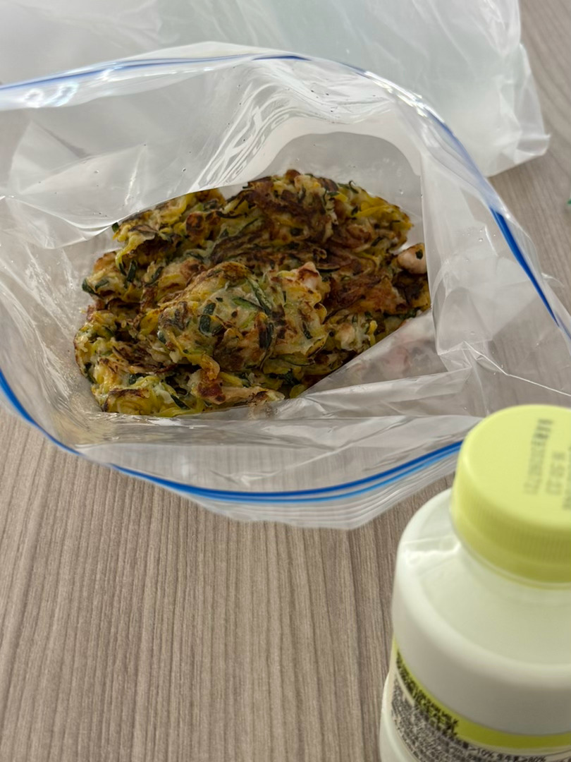 妈妈做的南瓜丝烙饼特别美味！盒马买的蜜瓜味牛奶也好喝我喜欢