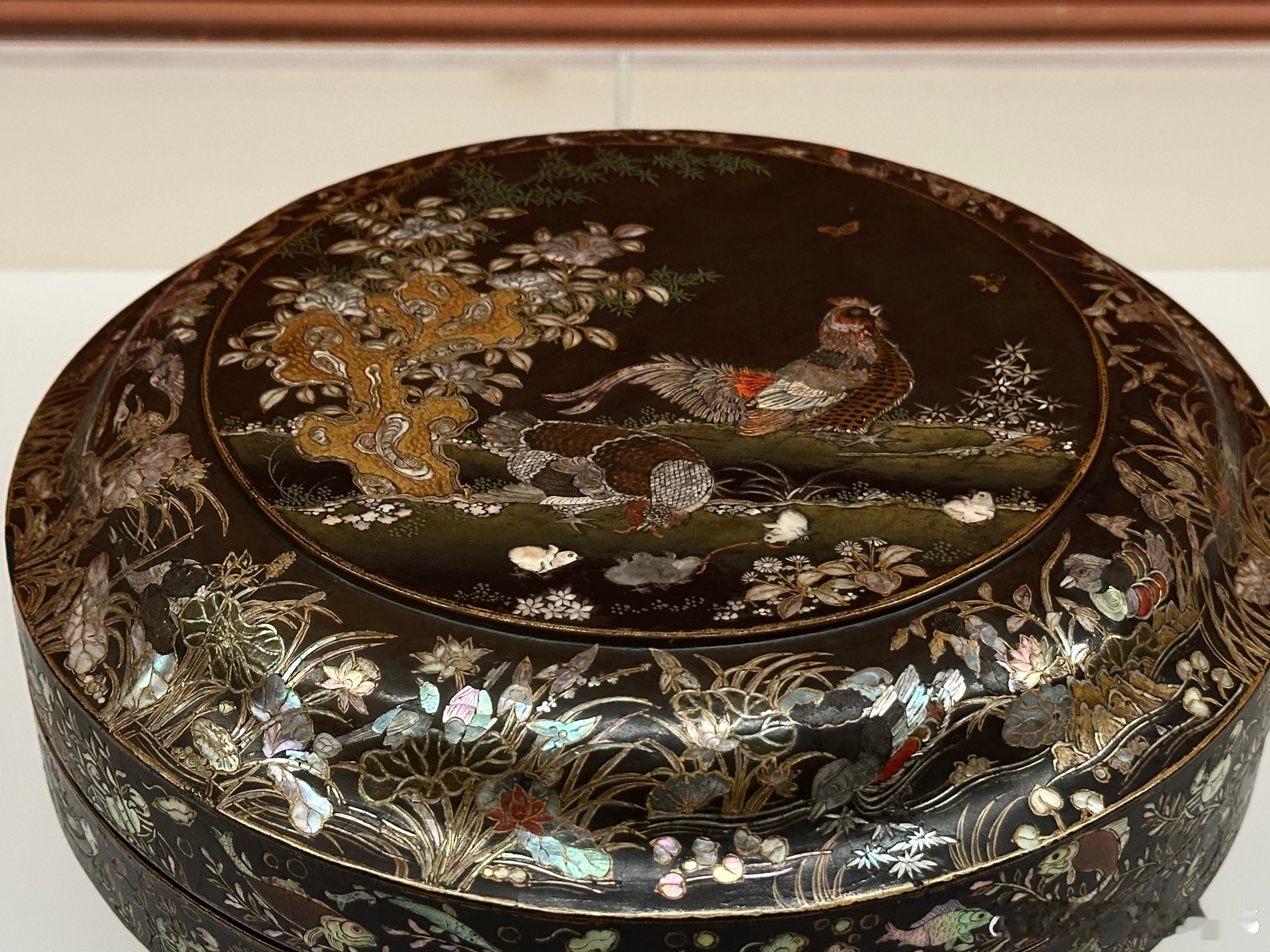 黑漆螺钿描金锦鸡花蝶图圆盒南宋至元13-14世纪福冈市立美术馆藏木胎，圆盒，圈足
