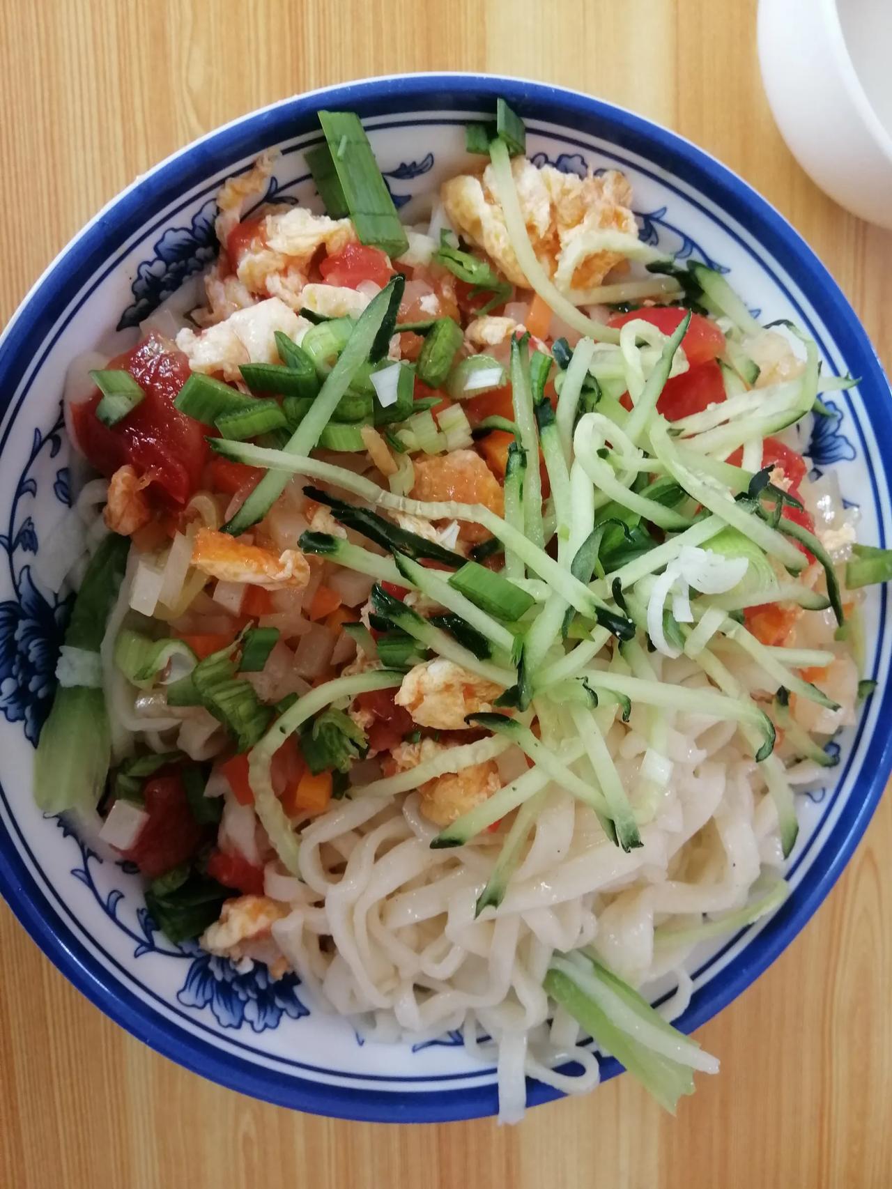 夏天就是各种美食的碰撞，早上在外面忙一早上回来吃一碗凉面，再来一碗酒麸子，那就是