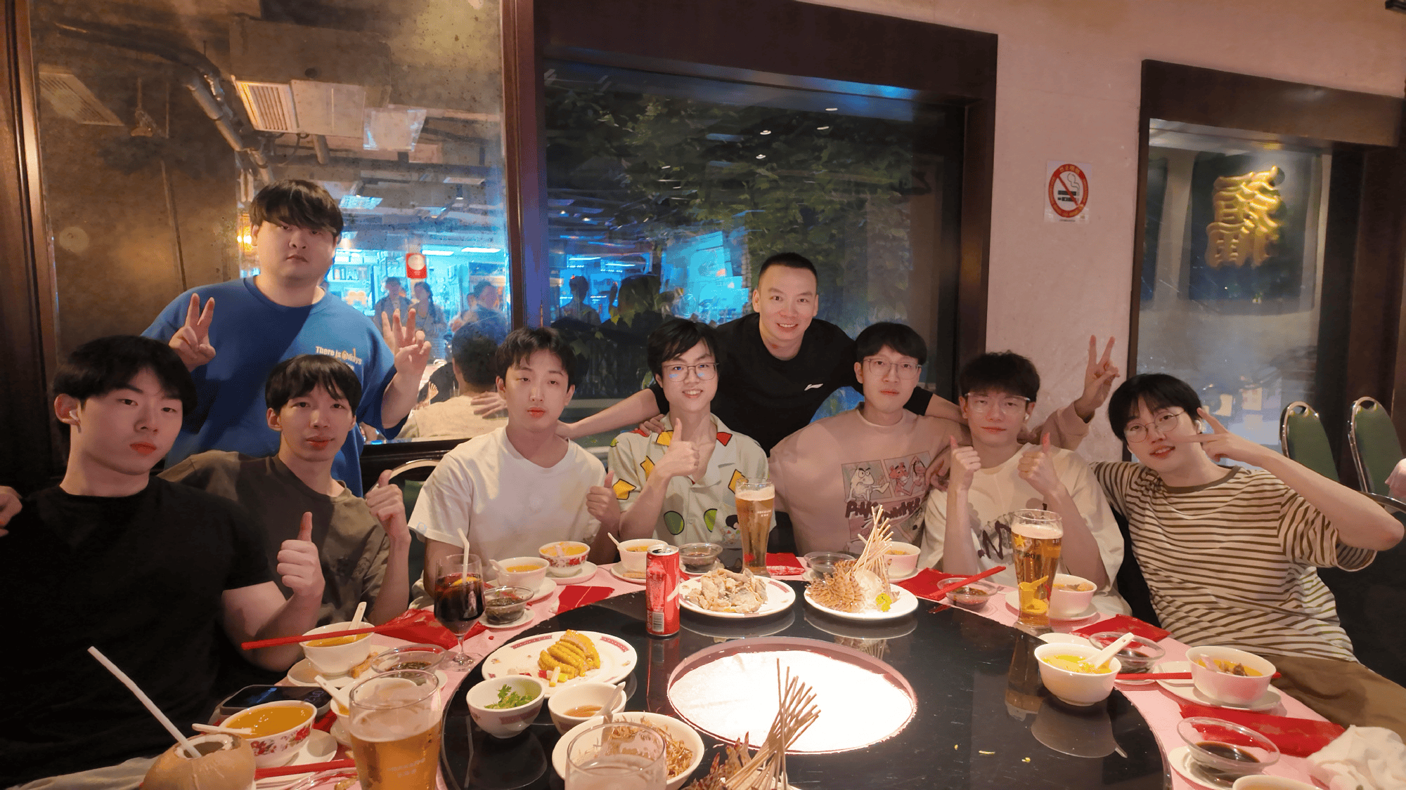 LGD分享聚餐照：谢谢老板潘婕投喂大餐！