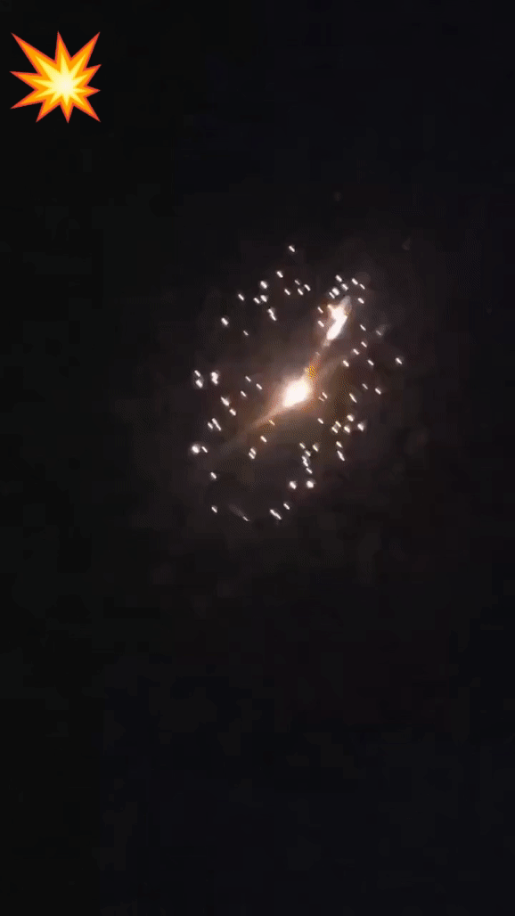 昨晚鱿鱼本土上空壮观的场景。随着时间推移，成功在其上空天女散花的集束导弹更多了！