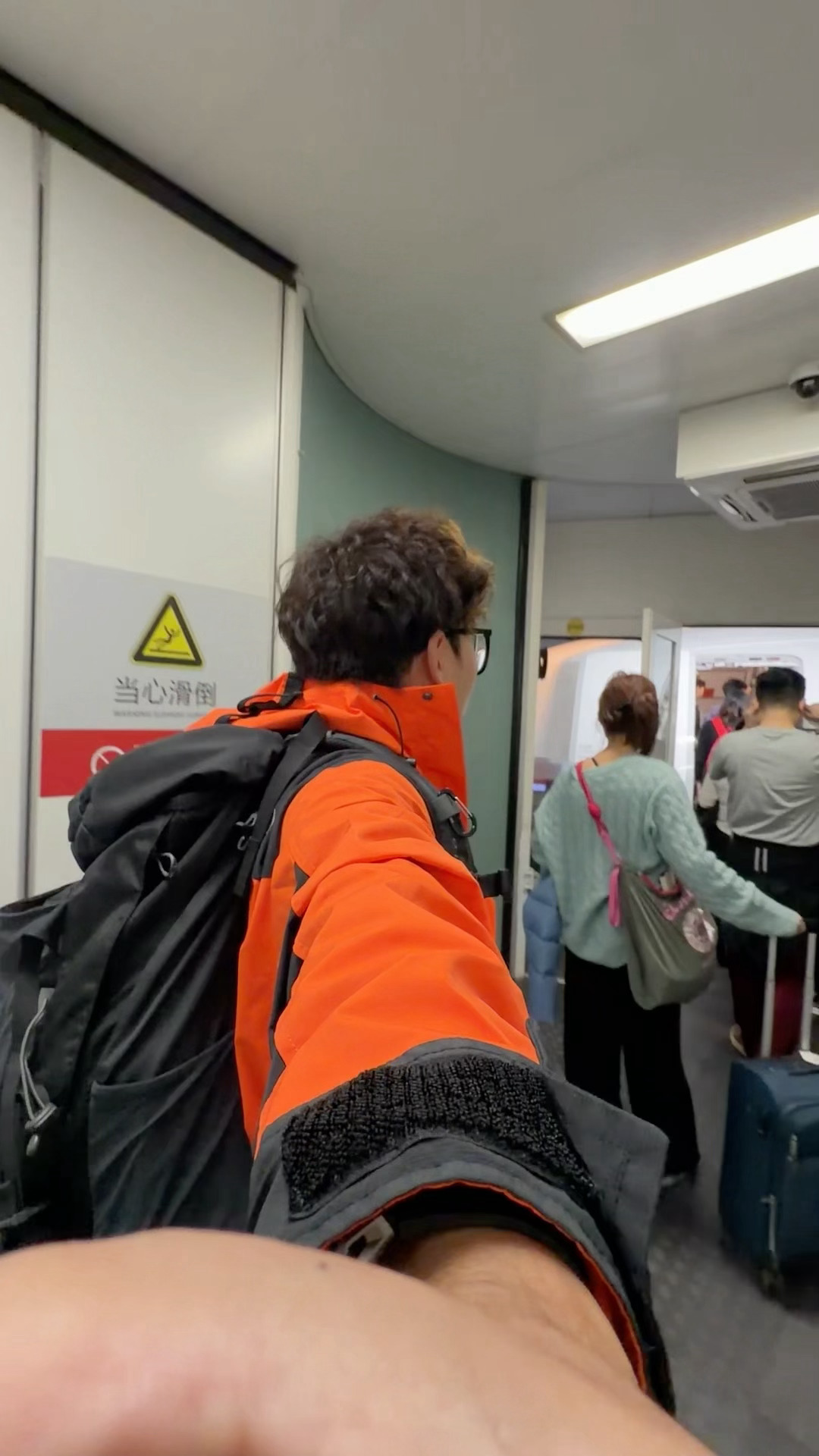 早八的班起不来但你说爬山 凌晨5点直达机场 深圳·臭的要死的2571上面