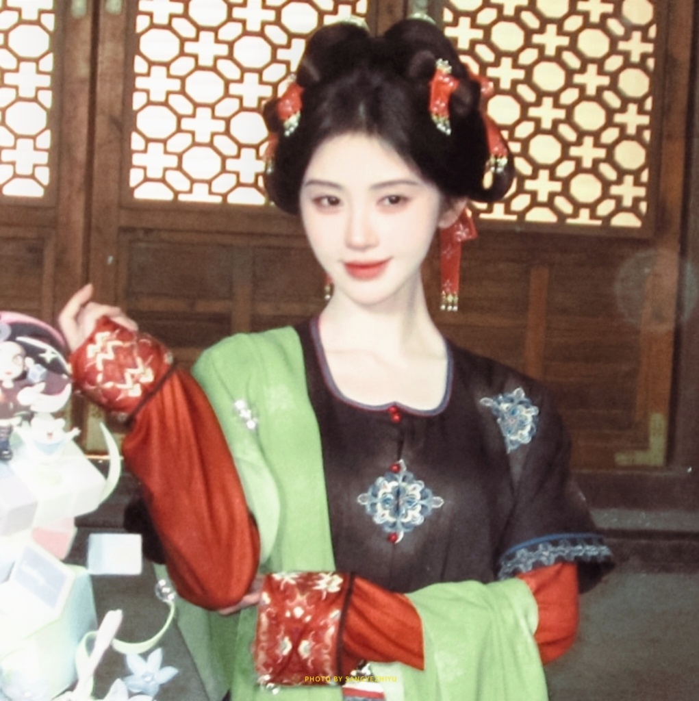 *谁在梳妆🏮🍃鞠婧祎苏绿夏