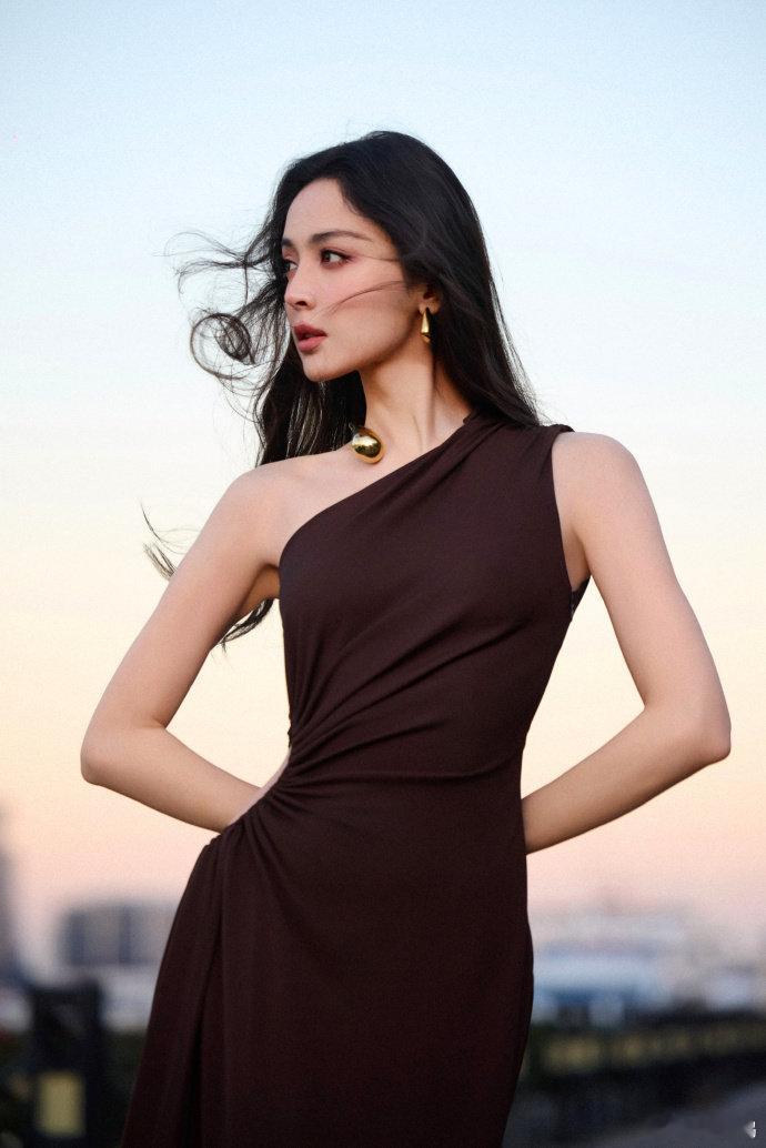 谁还没被娜扎的单眼皮惊艳到？没有双眼皮的加持，她凭借高耸眼眶骨撑起眼部轮廓，五官