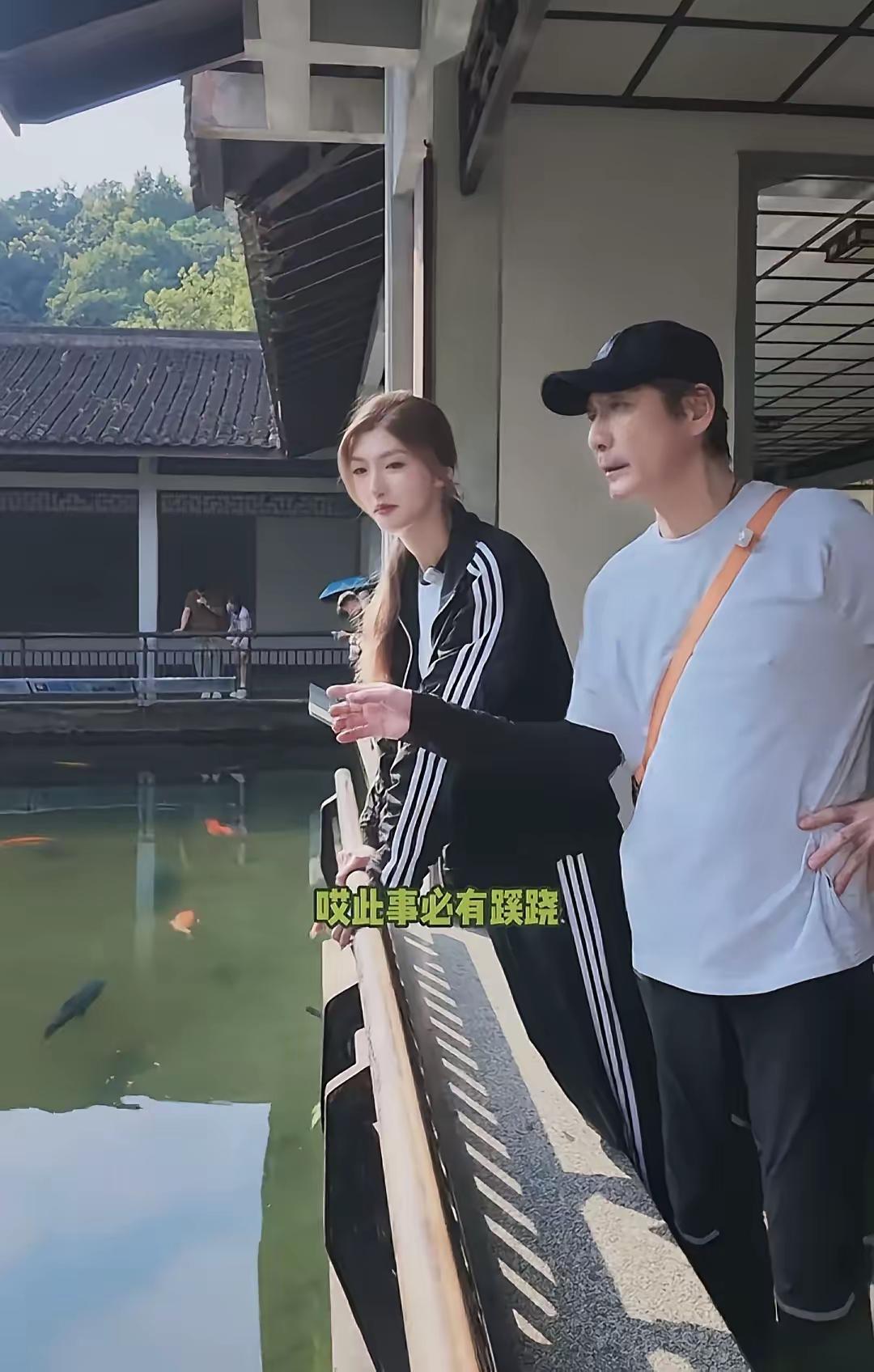 张子健带女儿逛植物园，女儿身高超183，眉眼太像亡母李婷
 
谁能想到，李元芳张