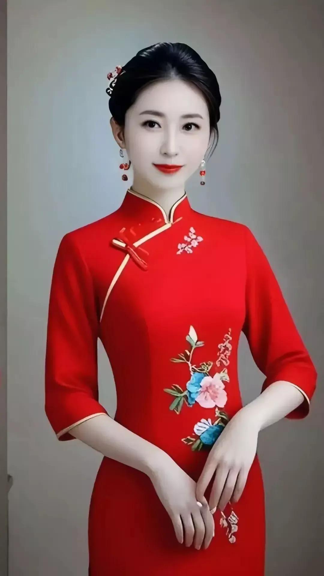 身着一件红色的旗袍，远远看去，真像一只小蝴蝶飞过一样，既美丽称身，又色彩柔和。