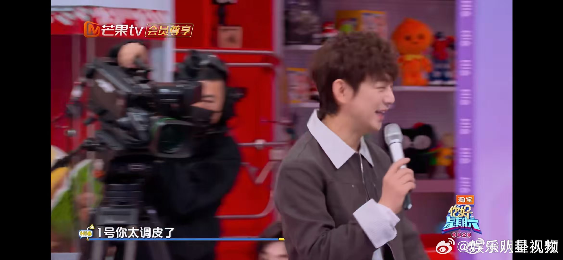 李一桐太调皮了你好星期六 李一桐也太会了！悄悄把话筒贴脸，破坏AI特效露出本尊，