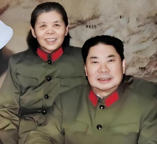 1990年，79岁的杨得志新婚，迎娶了石莉，结婚当晚，杨老将军握着石莉的手，动情