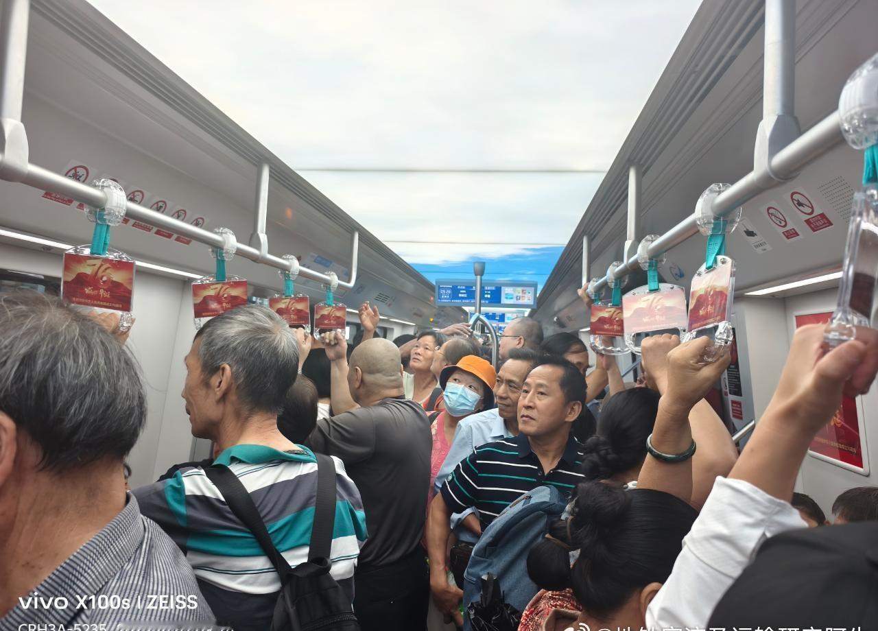 网友：2025/10/02 （国庆假期第二天 ） 9：28 福州地铁滨海快线，帝
